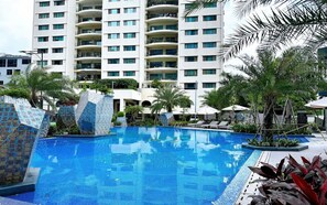 Una piscina al aire libre