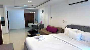 Suite Royal, 1 habitación, Acceso al salón del club, vistas a la ciudad | Sábanas de algodón egipcio y ropa de cama de alta calidad