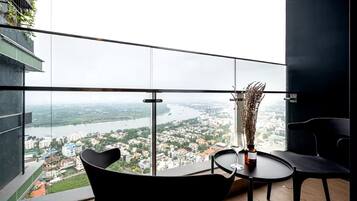 Royal suite, 1 slaapkamer, toegang tot de clublounge, uitzicht op de stad | Uitzicht vanuit de kamer