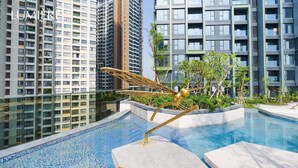 Un edificio moderno con piscina y una escultura dorada.
