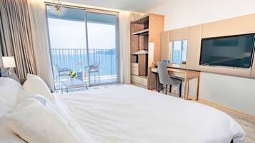 Perhehuoneisto, 2 makuuhuonetta, keittiö, valtamerinäköala | Tallelokero huoneessa, työpöytä, silitysrauta/-lauta, ilmainen Wi-Fi