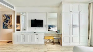 Caja de seguridad en la habitación y escritorio