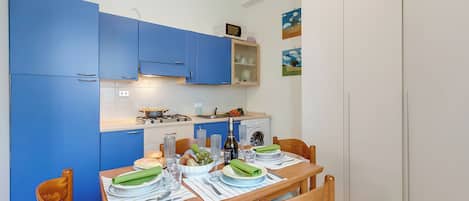 Appartement familial, plusieurs chambres (Seaside Binario Blu 500 M Dal Mare) | Cuisine privée | Réfrigérateur, four à micro-ondes, un four, surface de cuisson