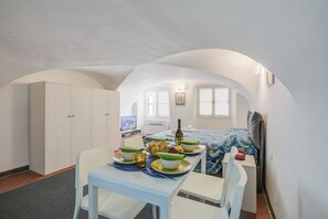 Standard Apartment, Multiple Bedrooms (Casa Vacanze Maimone 3) | Dining