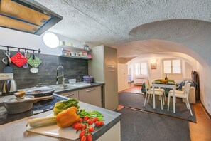 Standaard appartement, meerdere slaapkamers (Casa Vacanze Maimone 3) | Privékeuken | Een koelkast, een microgolfoven, een oven, een kookplaat