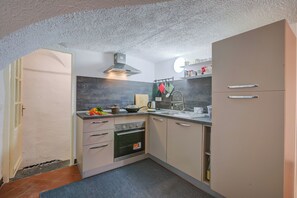 Appartamento Standard, camere multiple (Casa Vacanze Maimone 3) | Cucina privata | Frigorifero, microonde, forno, piano cottura