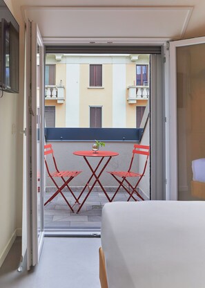 Panorámás szoba kétszemélyes vagy két külön ággyal, kilátással a városra | Terasz/udvar