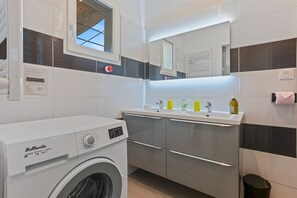 Shower, hair dryer, towels - Apartment 'Les Sables' with Private Terrace, Wi-Fi and Air Conditioning (Bormes-les-Mimosas)