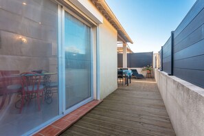 Outdoor dining - Apartment 'Les Sables' with Private Terrace, Wi-Fi and Air Conditioning (Bormes-les-Mimosas)