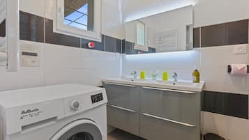 Dusche, Haartrockner, Handtücher