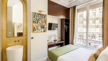 Apartment | Hypo-allergenic bedding, pillowtop beds, in-room safe