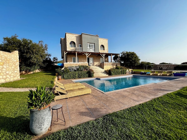 المنشأة من الخارج