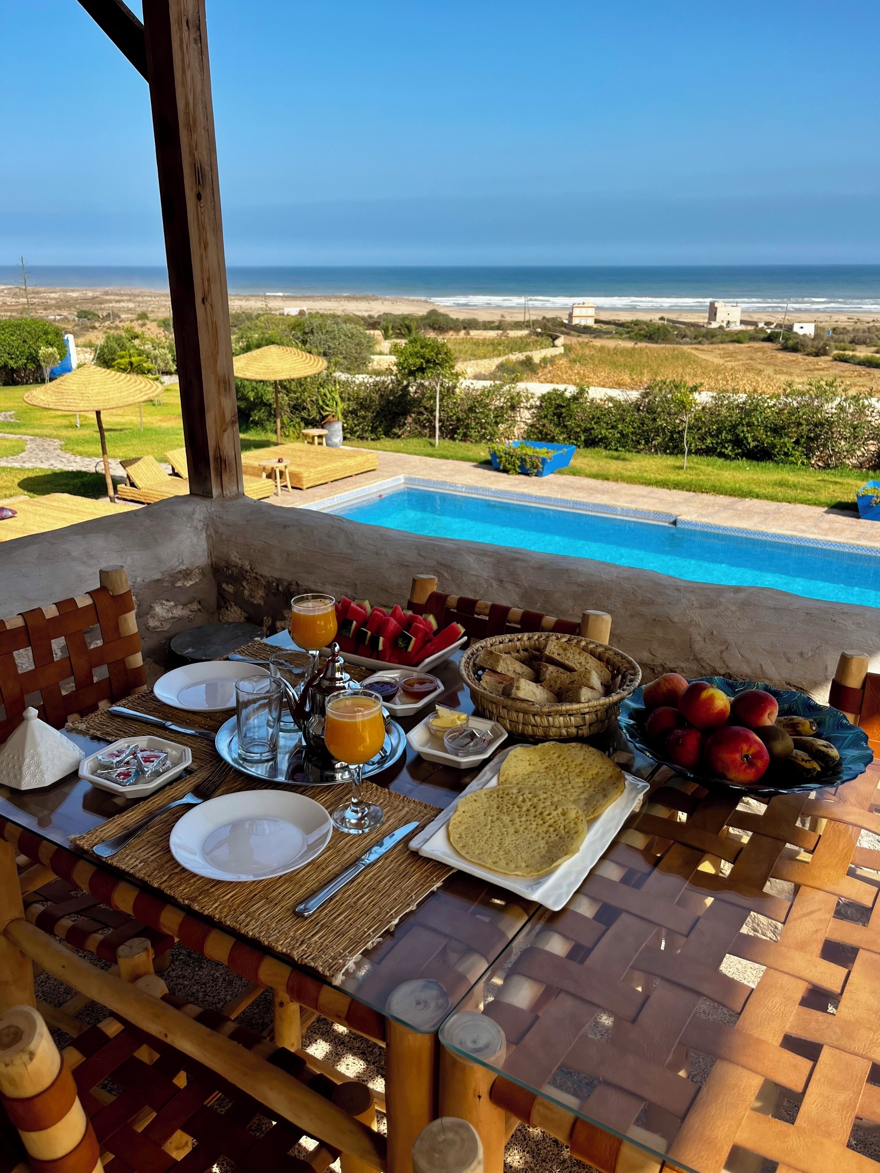 Petit déjeuner composé de spécialités régionales (5 EUR par personne)