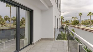 Un bâtiment moderne doté de grandes fenêtres et d’un balcon.