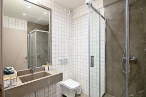 Hair dryer, towels, soap, toilet paper - Omonia Flow One by ΜΡS (ATHENS)