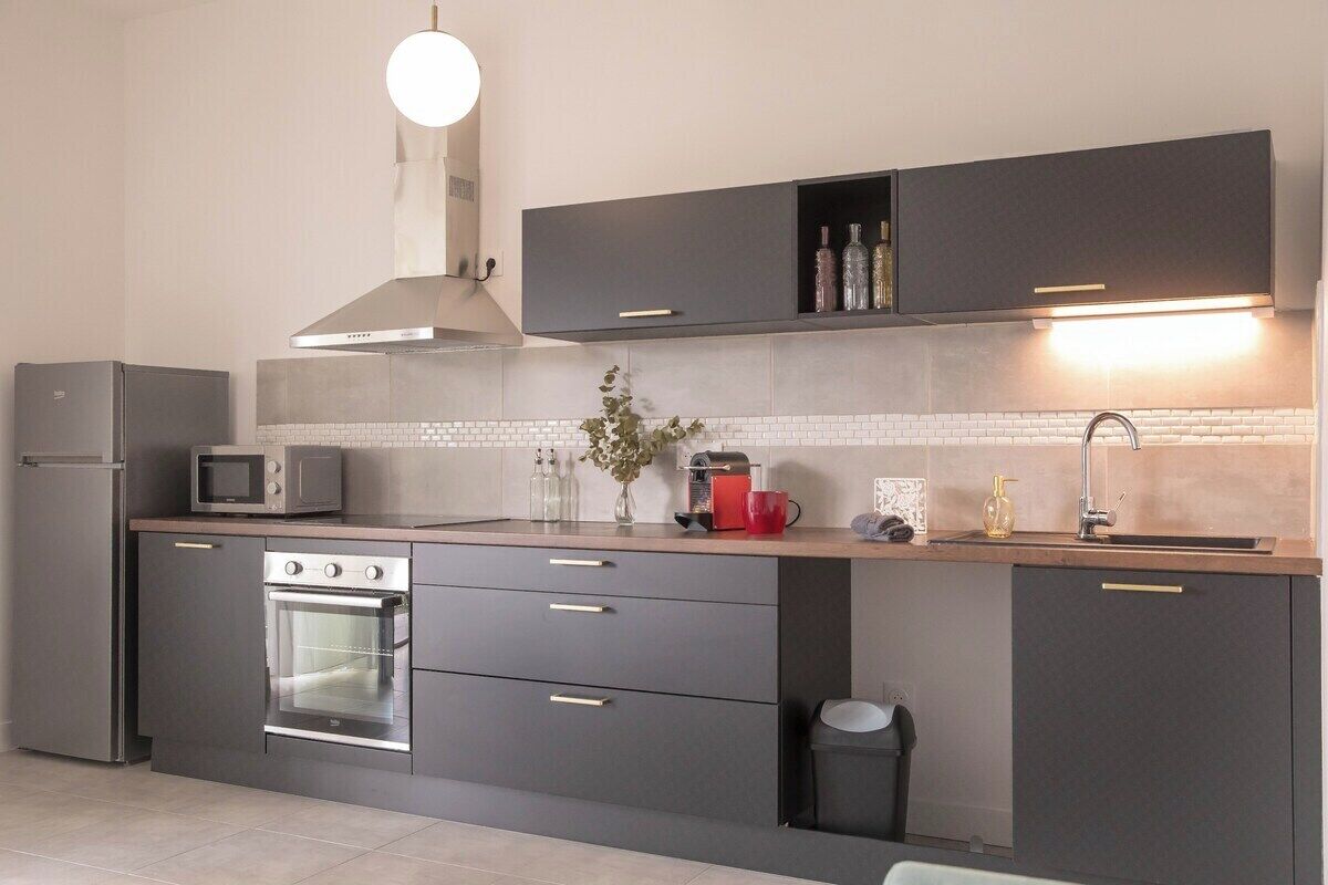 Kühlschrank, Mikrowelle, Ofen, Wasserkocher mit Kaffee-/Teezubehör