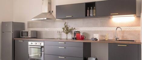 Réfrigérateur, micro-ondes, four, cafetière/bouilloire