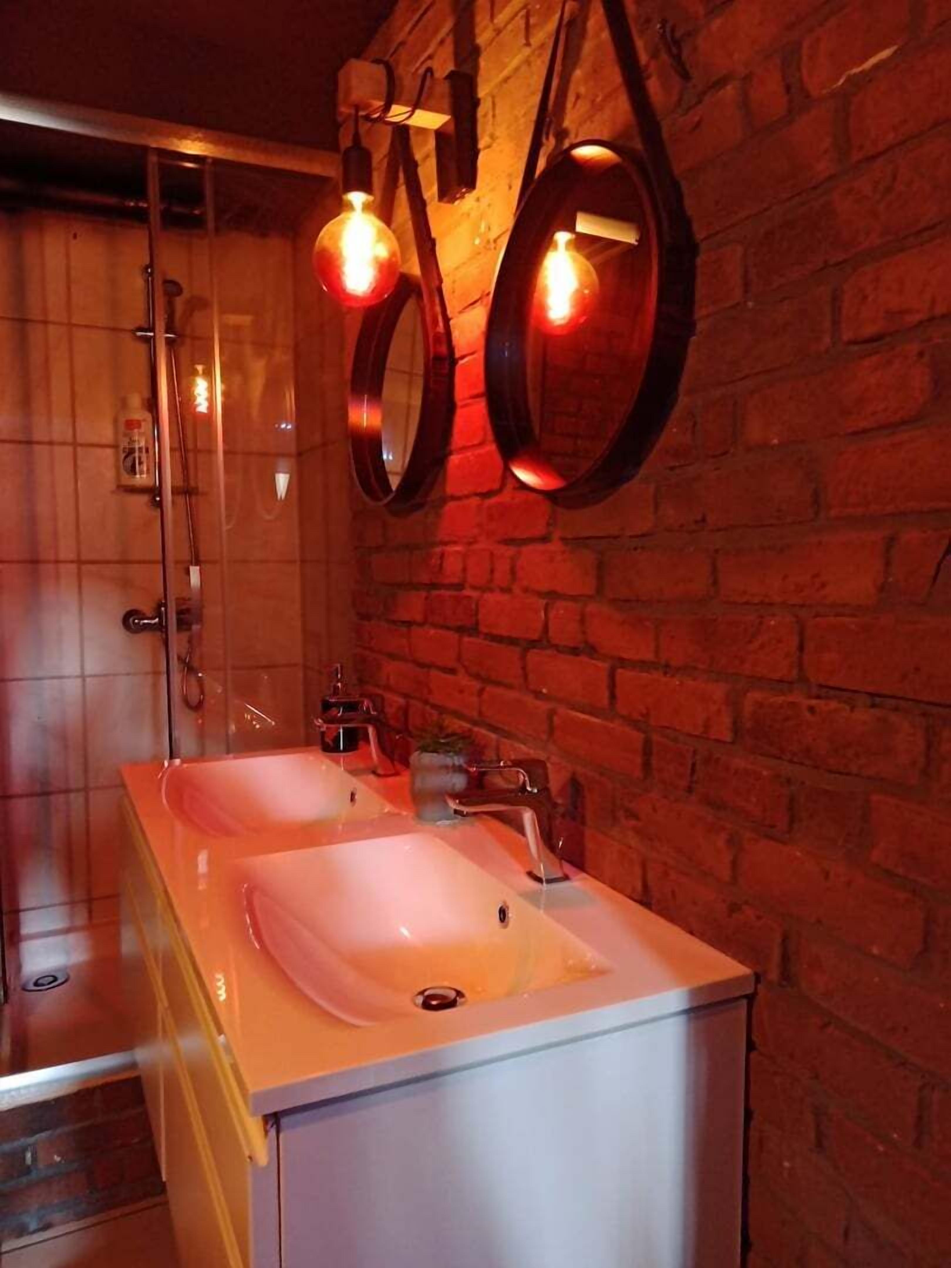 Een douche, een haardroger, handdoeken