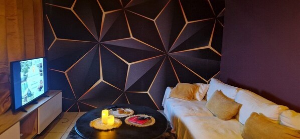 TV, fireplace - Fancy an intimate and secret night near Paris? (Saint-Jean-les-Deux-Jumeaux)