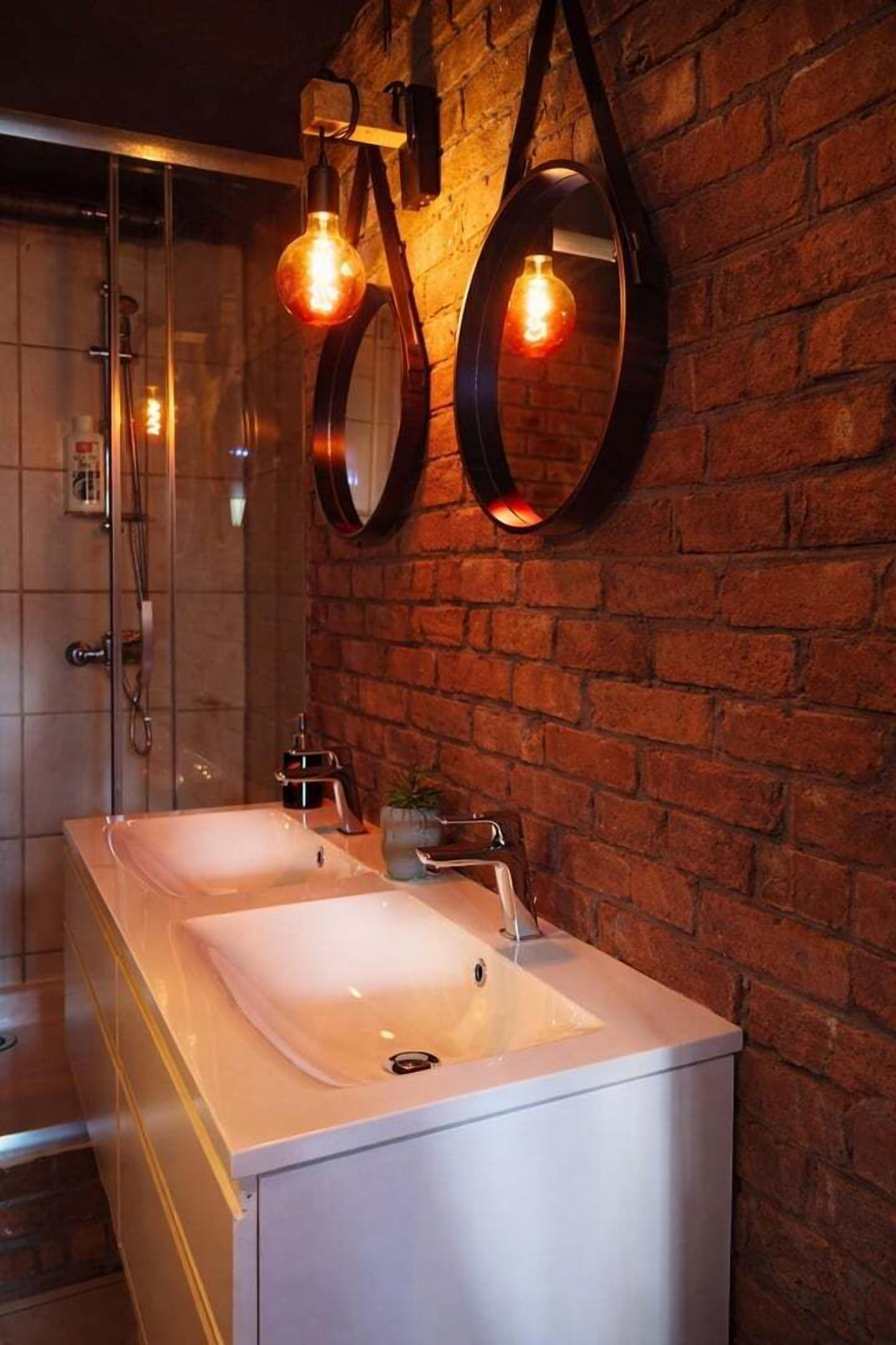 Chuveiro, secador de cabelo, toalhas de banho 