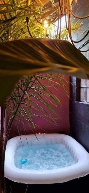 Bañera de hidromasaje cubierta
