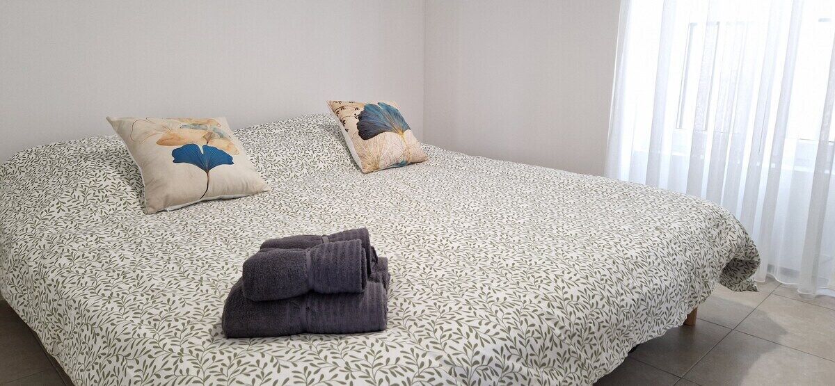 2 bedrooms, internet, bed sheets