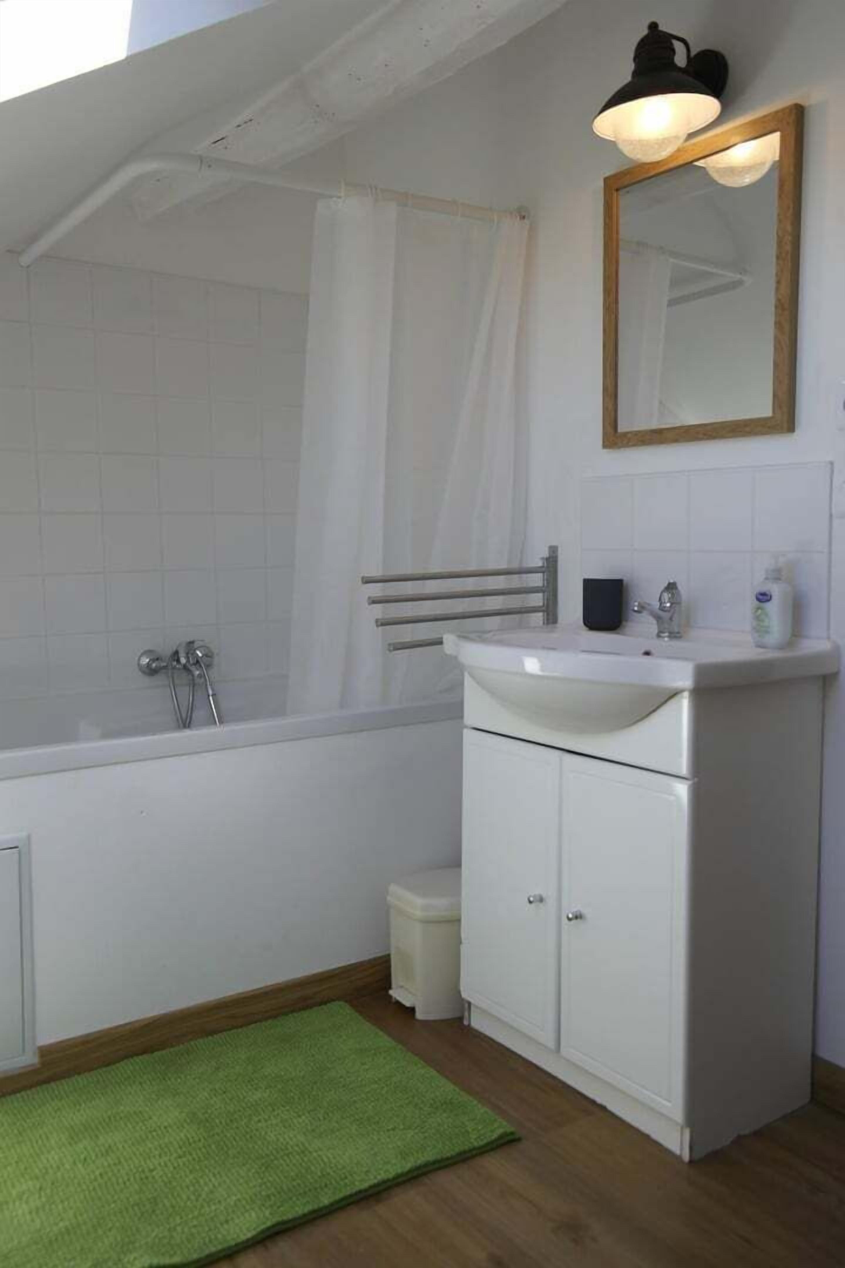 Een haardroger, handdoeken