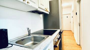 Apartamento básico | Cocina privada | Frigorífico, microondas, placa de cocina y utensilios de cocina
