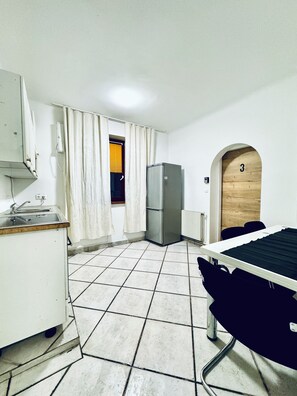 Basic Apartment | Dapur peribadi | Peti sejuk, ketuhar gelombang mikro, dapur 