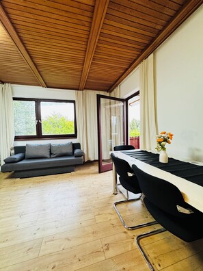 Basic Apartment | Seterika/papan seterika 