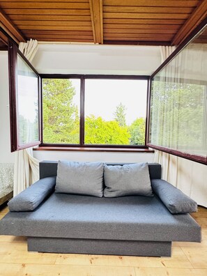 Eenvoudig appartement | Een strijkplank/strijkijzer