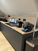 Geladeira, micro-ondas, fogão, cooktop