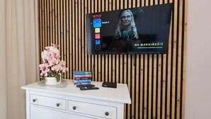 Ein Fernseher an einer Holzwand, der eine Netflix-Oberfläche zeigt.