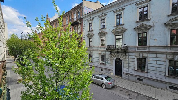 Ein mehrstöckiges Gebäude im klassischen Stil, mit Rundbogenfenstern und dekorativen Gesimsen.