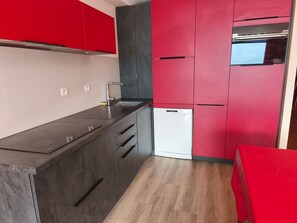 Réfrigérateur, cafetière/bouilloire, grille-pain