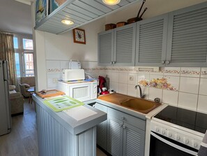 Jääkaappi, mikroaaltouuni, uuni, liesi