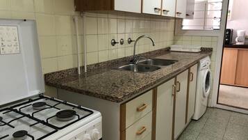 ثلاجة، ميكروويف، فرن، ماكينة لصنع القهوة/الشاي