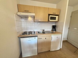 Réfrigérateur, four à micro-ondes, surface de cuisson, lave-vaisselle