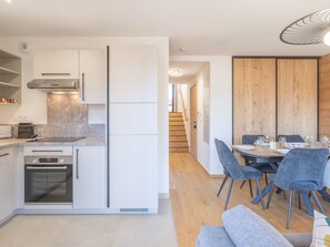 Réfrigérateur, four, lave-vaisselle, cafetière/bouilloire