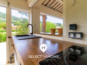 Réfrigérateur, four à micro-ondes, un four, lave-vaisselle