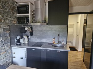 Jääkaappi, mikroaaltouuni, liesi, astianpesukone