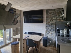 Jääkaappi, mikroaaltouuni, liesi, astianpesukone