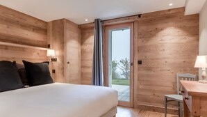 Une chambre à coucher avec un lit, un bureau et une chaise.