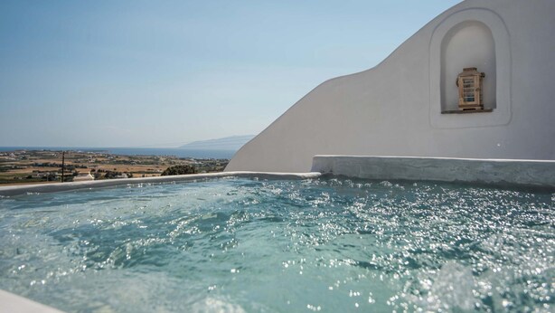 Una piscina con vistas al campo y un edificio con un ventanal.