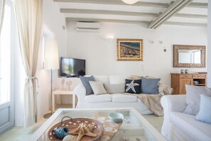 Villa, vista montagna | Soggiorno | Smart TV 43 pollici con canali satellitari