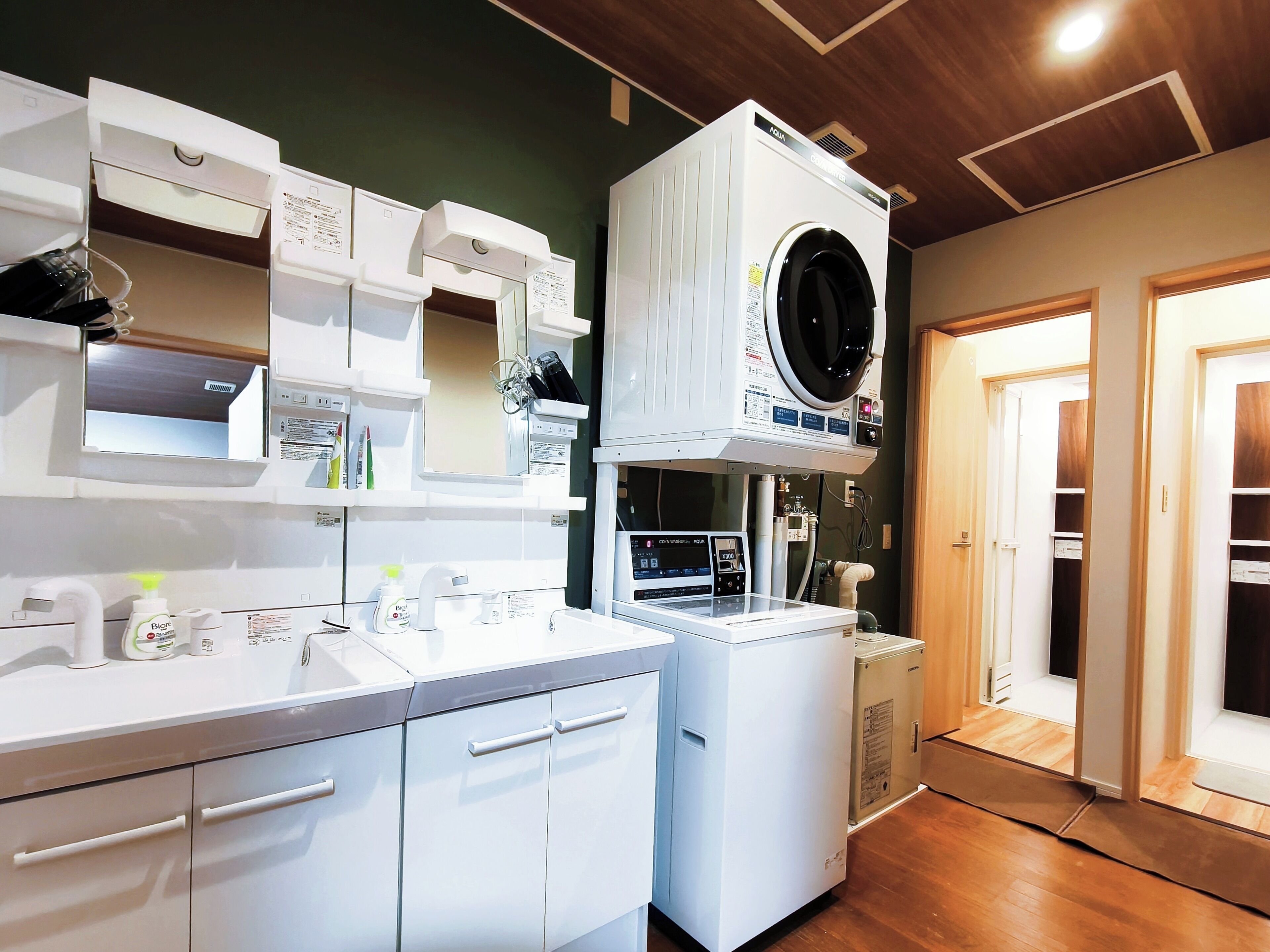 Douche, chaussons, serviettes fournies, shampoing