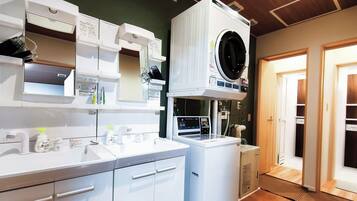 Douche, chaussons, serviettes fournies, shampoing