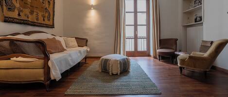 Appartement, 2 chambres | Coin séjour | Télévision de 30 pouces avec chaînes par satellite