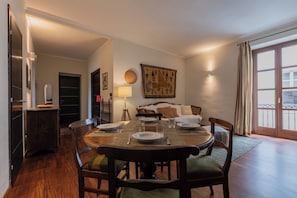 Apartamento, 2 habitaciones | Zona de estar | Televisión de 30 pulgadas con canales por satélite