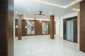 Lobby - Hotel Maya Elite (Bhopal)
